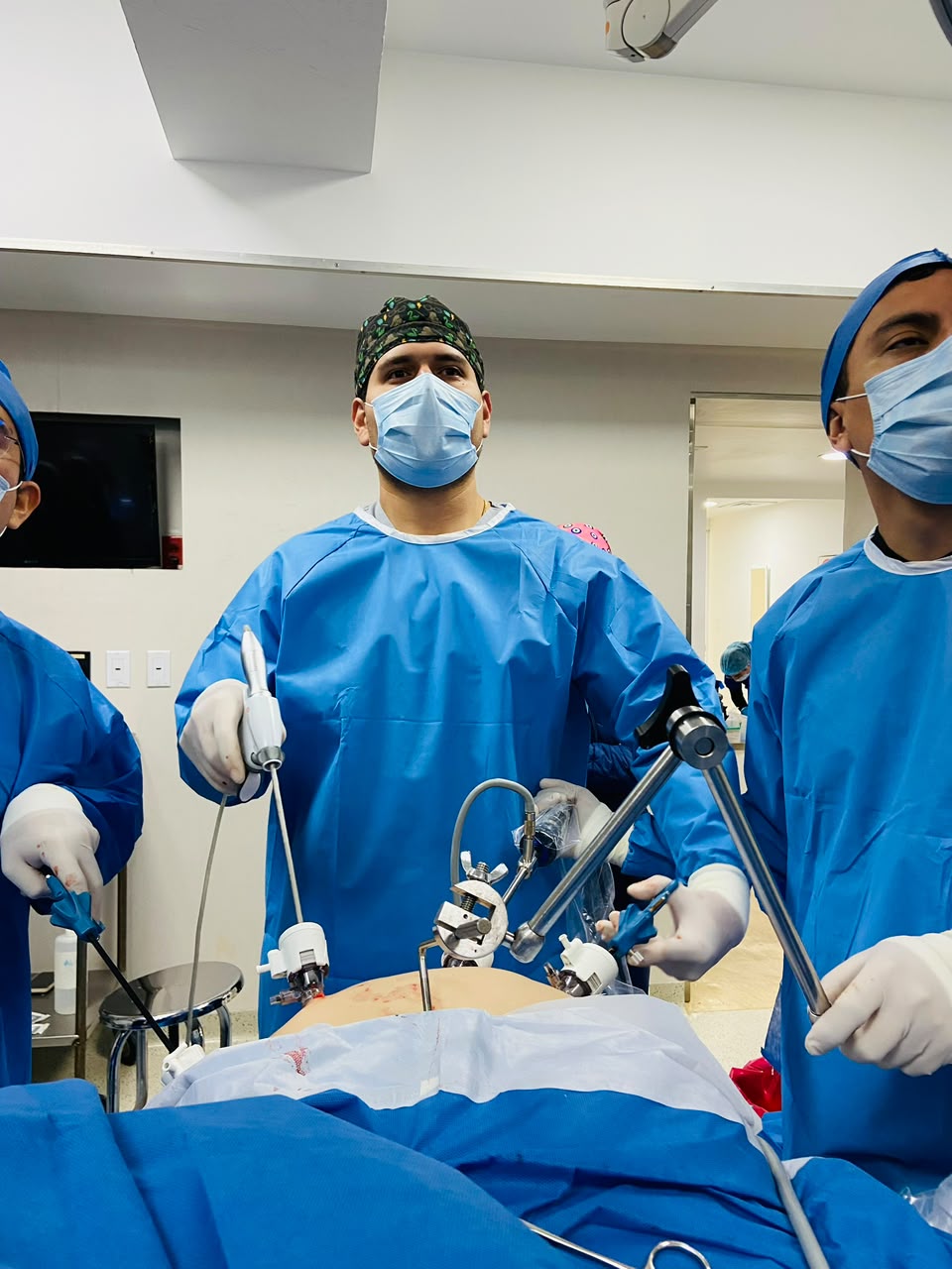 Dr. Nicolás Díaz y equipo durante cirugía laparoscópica